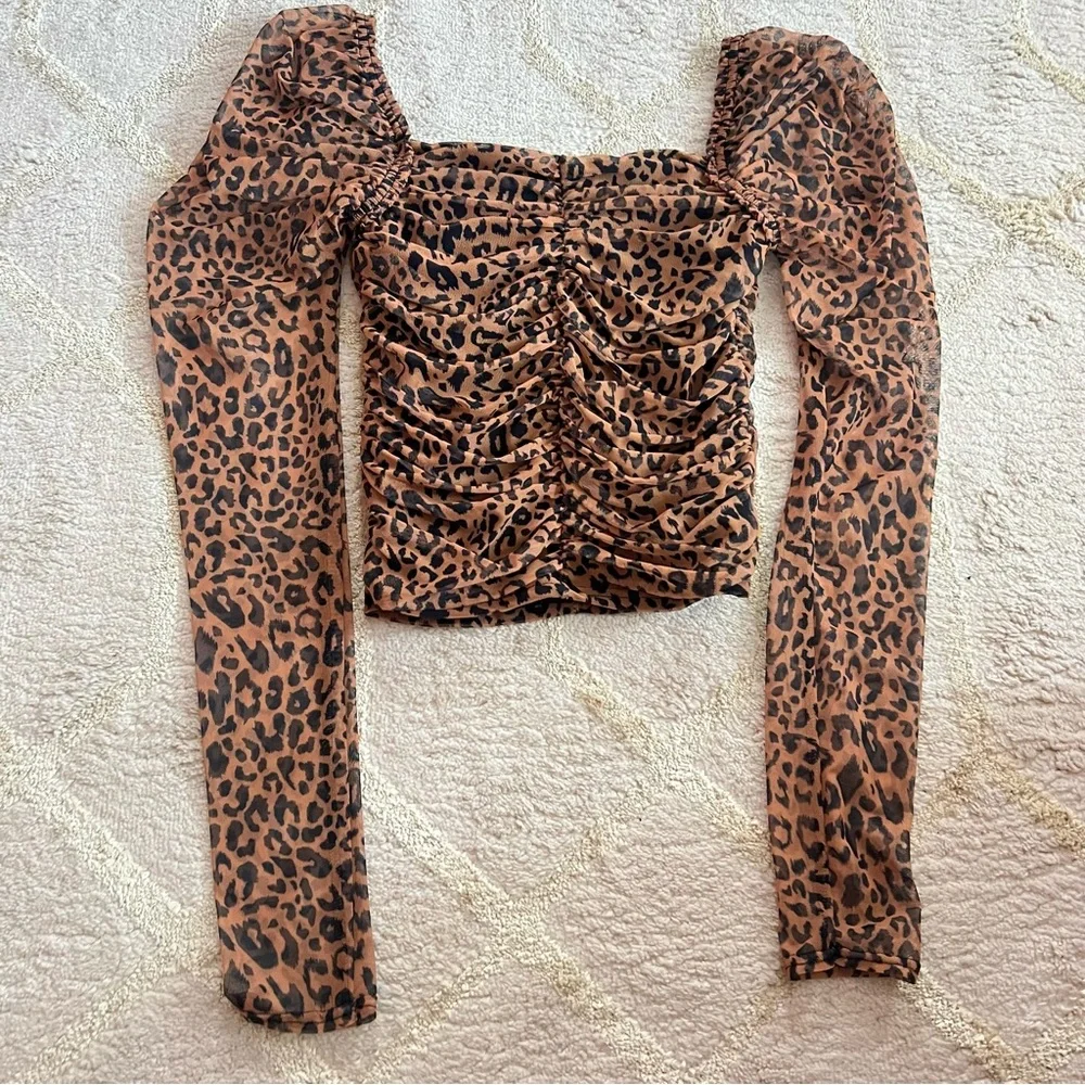 Missguided Ruched Leopard Print Long Sleeve Top - Picture 2 of 3